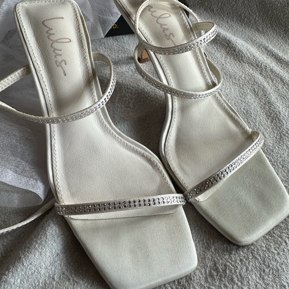 NWOT size 6 lulus white heels!